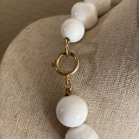 Vintage 80s White FAT Hard Plastic Necklace - Picture 3 of 3